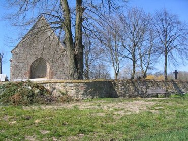 Ansicht Kirche St. Nikolai zu Bauer und Sitzbank